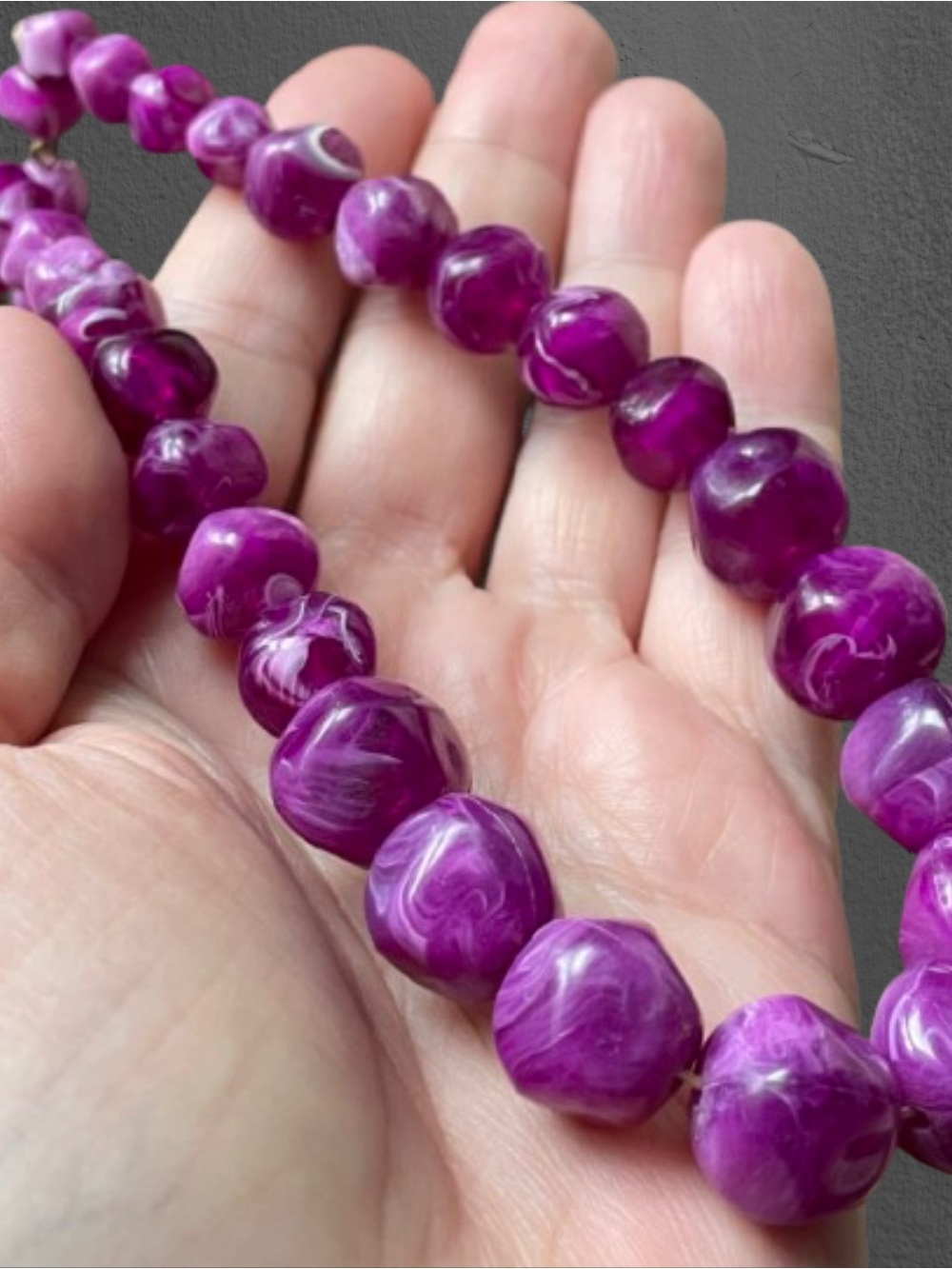 Vintage swirled purple lucite/acrylic graduated beaded choker necklace MCM